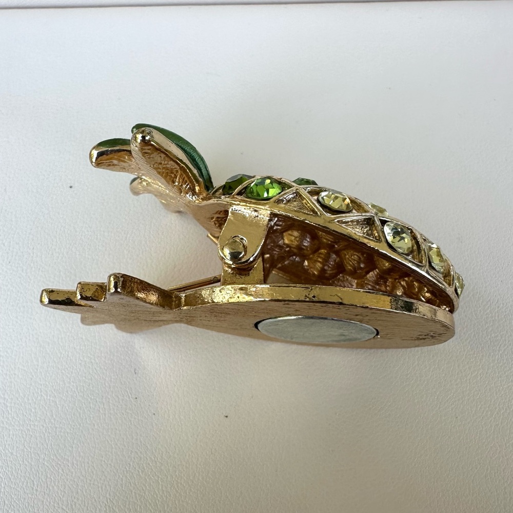 Pineapple Gold Tone Rhinestone Magnet Clip - Picture 7 of 8